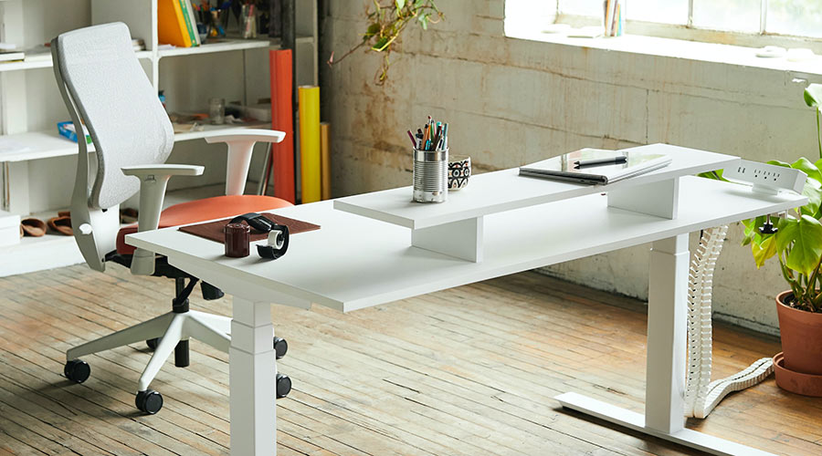 Home Office Arbeitsplatz mit weissem Schreibtisch und Buerostuhl