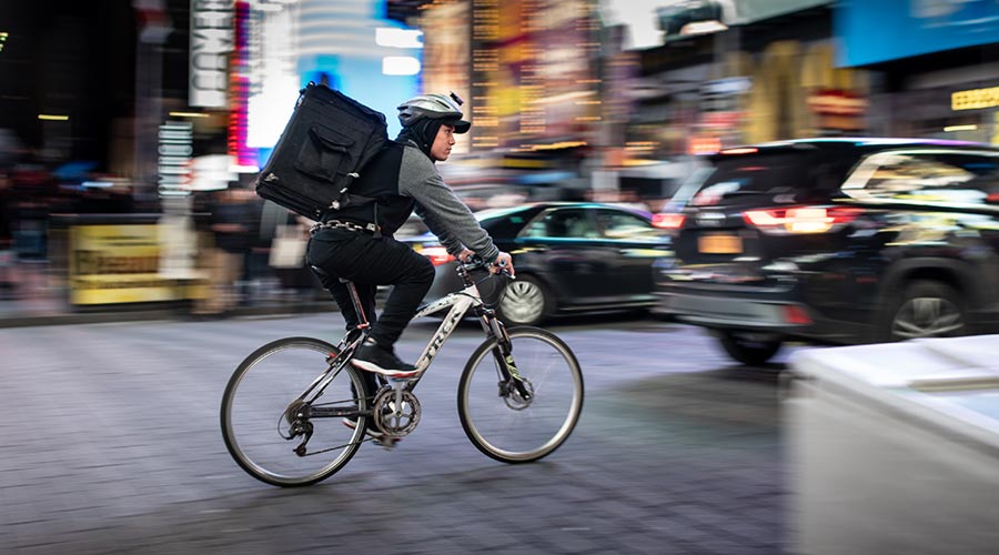 Fahrradkurier in einer Grossstadt